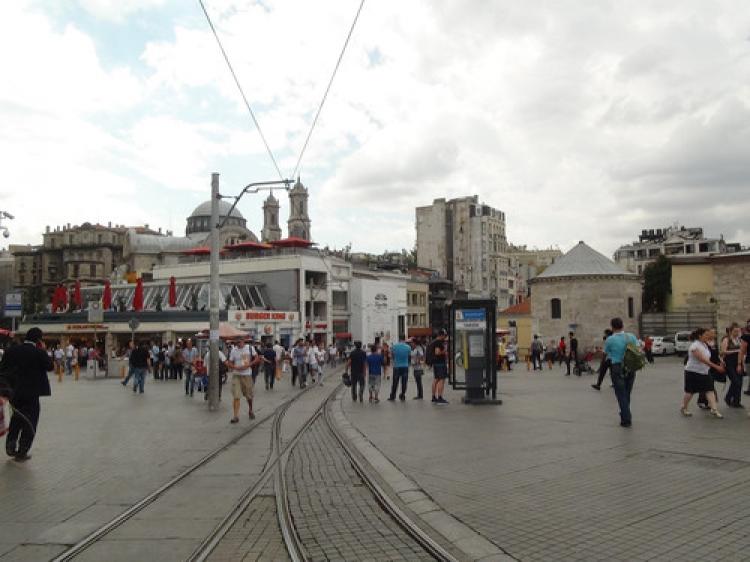 Taksim’de şehitler için sela verildi, barış güvercinleri uçuruldu