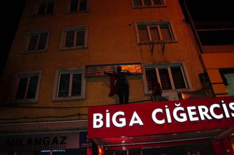 Acılı annenin şehit oğlunun tabutuna sarılması yürekleri dağladı