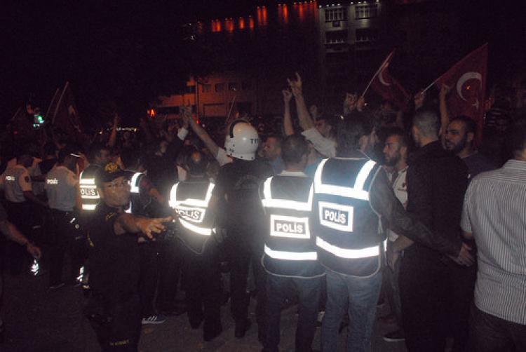 Gaz bombasının etkisinde kalan vatandaşlar tepki gösterdi