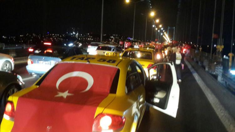 Taksiciler Boğaziçi Köprüsü'nde kontak kapattı