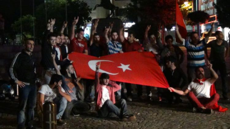 Gebze'de polis HDP binasını basmak isteyen grubu gazla dağıttı