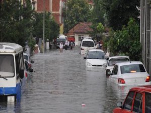 Bursa'da yağmur sel oldu!