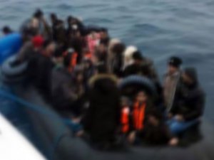 Göçmenleri taşıyan bot battı