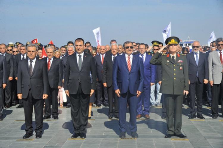 İzmir kurtuluş töreninde Bakan Eroğlu ile vatandaşın 'açılımı kaldırın' diyaloğu