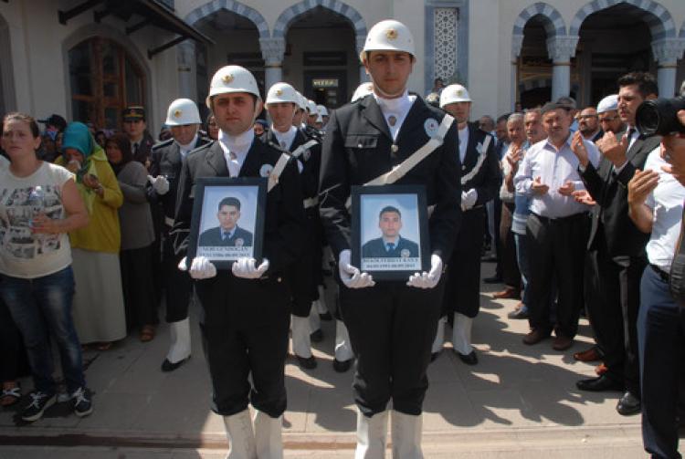 Şehit cenazesinde milletvekillerine tepki