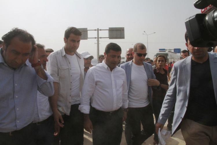 Demirtaş güvenlik barikatını aştı