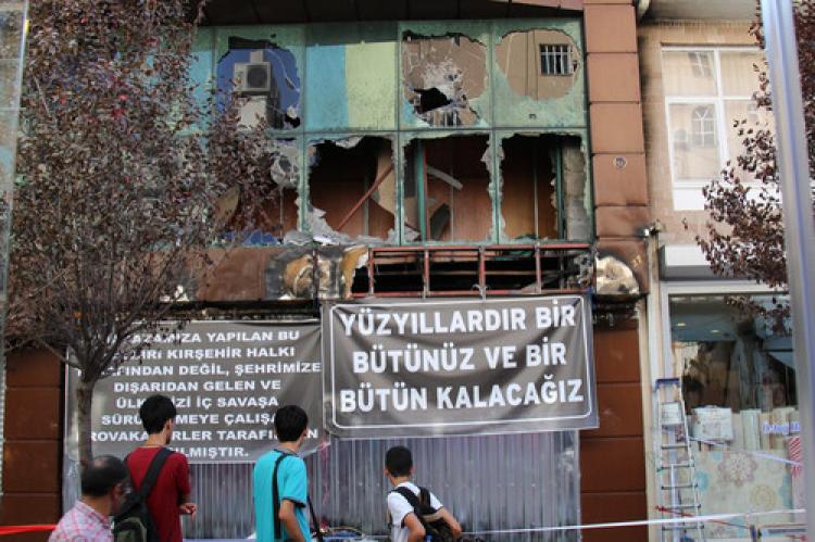 Yakılan işyerinden bu mesajı verdi