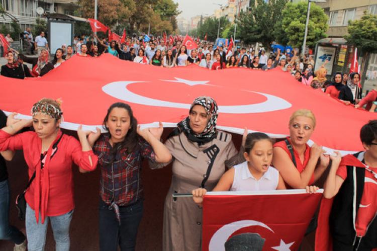 Protesto gösterisinde kadınlar dev Türk bayrağı taşıdı
