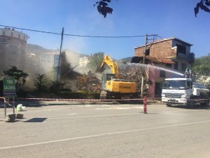 Bursa'da metruk binalar yıkıldı