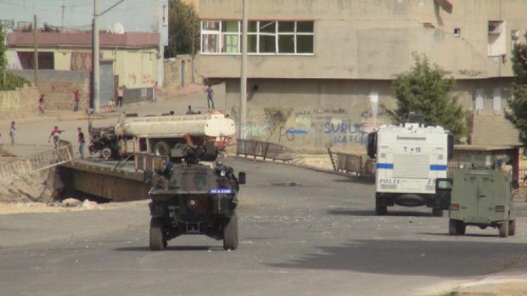 Hendek kazılan mahallelere araçlar giremiyor