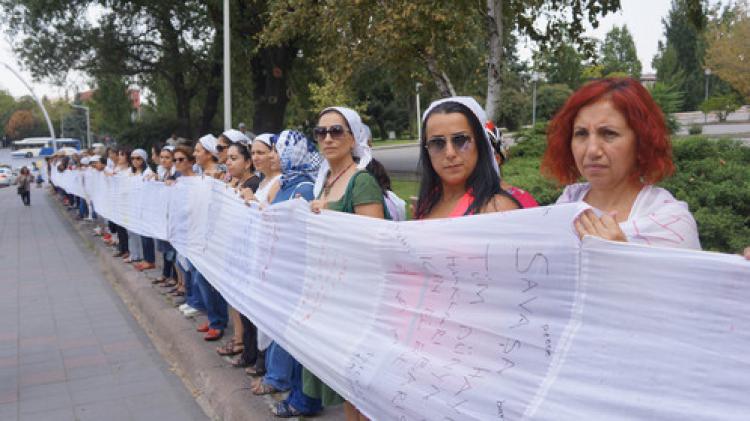 TBMM önünde ‘Barış Yolu’ oluşturdular
