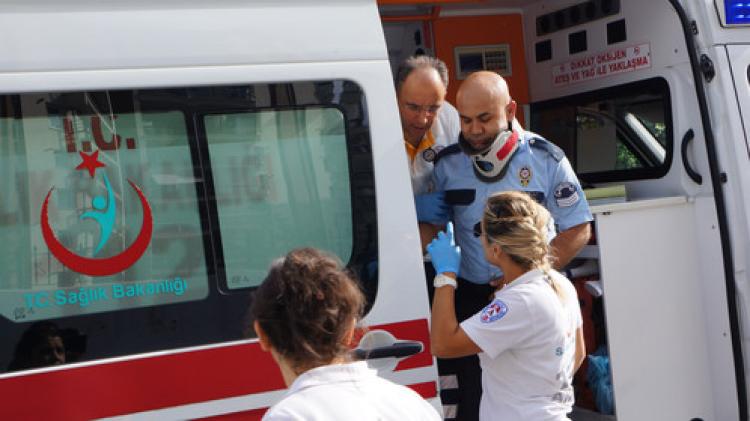 Kazaya karışan polis aracı yan yattı