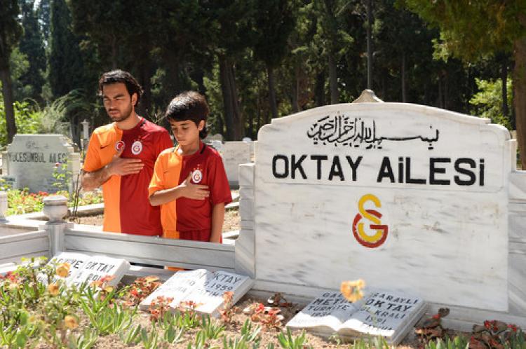 'Taçsız Kral' Metin Oktay mezarı başında anıldı