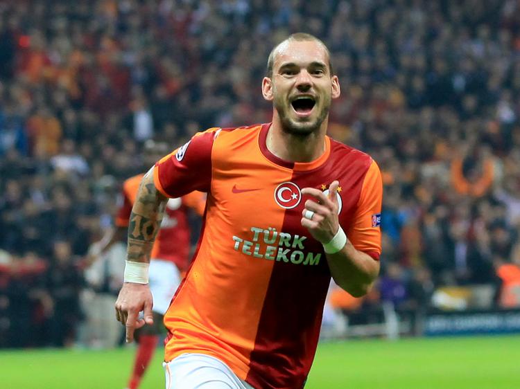 Galatasaray'da Sneijder yeni sözleşmeye imza attı