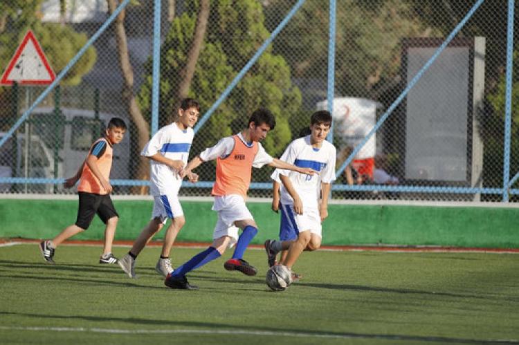 İzmir'de engelli öğrenciler futbol için sahaya çıktı
