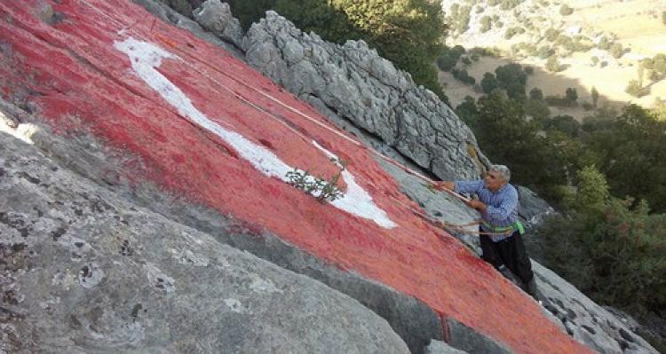 Sarımsaklı Dağı’nın zirvesine Türk bayrağı