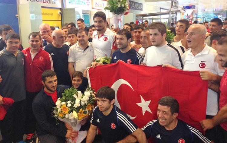 Güreş Milli Takımı sloganlarla karşılandı