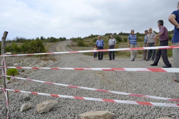 Yola kazık çakıp trafiğe kapattı