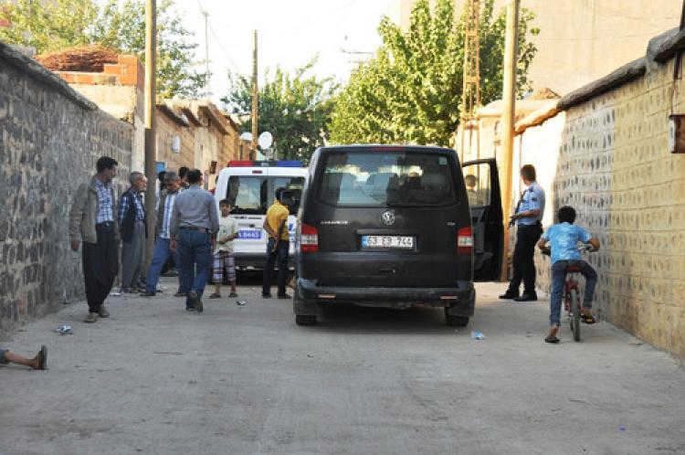 Babasını bıçakla öldürdü, annesini yaraladı