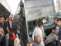 Durakta metrobüs gerginliği