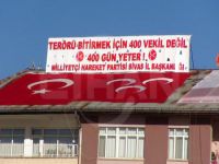 400 vekilli pankarta uyarı