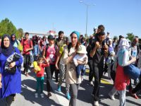 Suriyeliler sınıra doğru yürüyüşe geçti