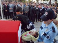 Hande bebek şehit babasını uğurladı