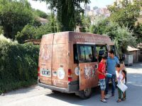 Kırtasiye setleri, yoksul mahallelerdeki 3 bin 750 çocuğu güldürdü