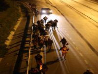 Avrupa'ya gitmek isteyen Suriyeliler TEM'de Edirne'ye doğru yürüyüşe geçti