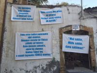 Tuğrul Türkeş'e babasının doğduğu evde pankartlı protesto