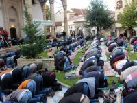 Müslümanlar tarihi camiye sığmadı