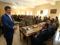 Başbakan Davutoğlu, Yüksekova'da askerlerle bayramlaştı