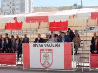 Protokol serinledi, öğrenciler güneşte bekletildi