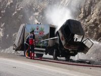 Hakkari'de çöp aracı yandı