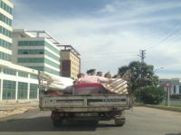 Ev eşyası taşıyan kamyonet kasasında 5 çocuk