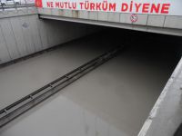 Şiddetli yağış karayolunu ulaşıma kapattı