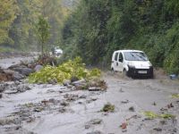 Dere taştı, karayolu kapandı