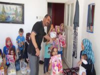 Emniyet, Suriyeli mültecilere ve vatandaşlara yardım paketi dağıttı