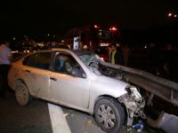 TEM'de seyreden araç bariyere saplandı