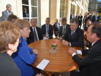 Bahçe masasında zirve