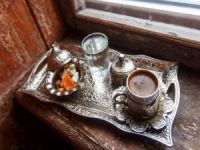 Türk kahvesinin yanında neden su verilir?