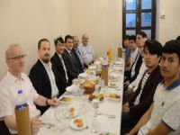 Doğu Türkistanlı öğrencilerle iftar