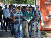 Silah kaçakçılığı yaptıkları iddiasıyla yakalanan 4 kişi adliyeye çıkarıldı