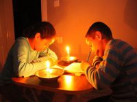 5 senede tamamladıkları evlerinde elektriksiz oturuyorlar