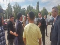 Nobel ödüllü Karman'a soru sormak isteyen gazetecilere müdahale