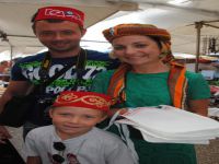 Beş Türkçe kelime bilen Rus aileye fes hediye edildi