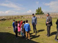 Köy okullarını ziyaret eden kaymakam, okulların perişanlığını gördü