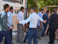 Binlerce işsiz, 9 aylık iş için şafak vakti kuyruğa girdi