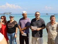 Barışa dikkat çekmek için elbiseleri ile denize girdiler