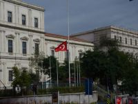 İstanbul'da bayraklar yarıya indirildi